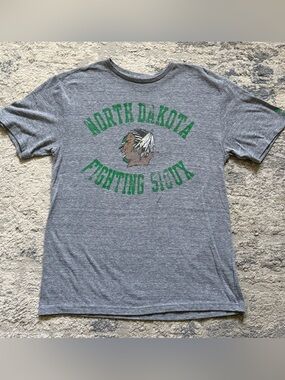 Vintage Adidas North Dakota Fighting Sioux T-Shirt Gray Retro UND Tee Size Large